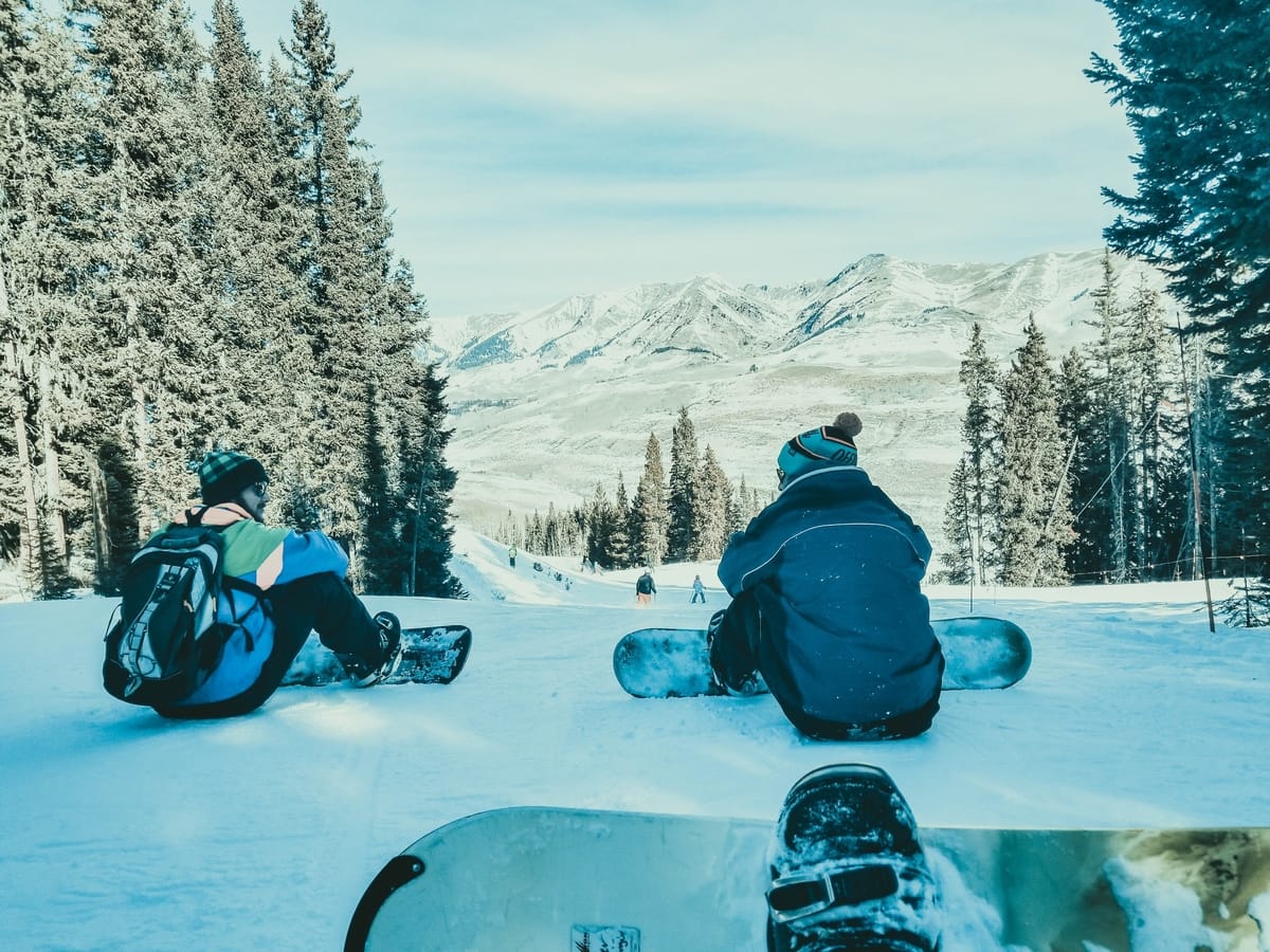 snowboarding-people-sitting-landscape-view