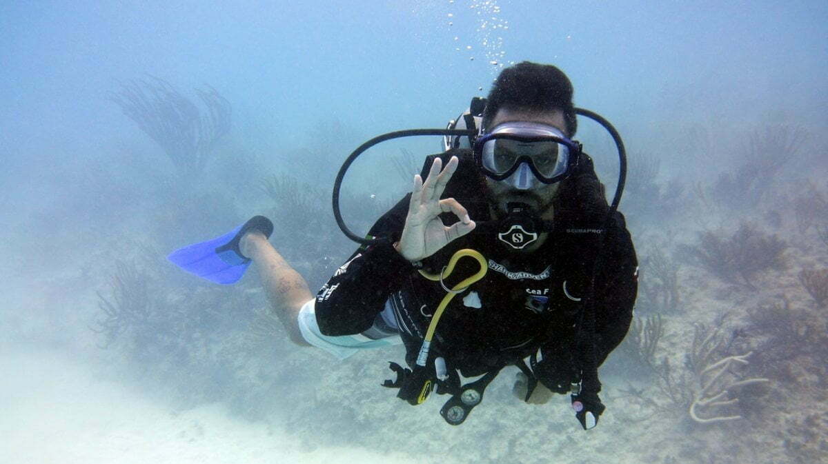 underwater-hand-sign